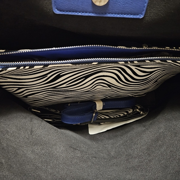 Cirque Du Soleil Black tote bag w/extra straps and makeup bag - Picture 12 of 14